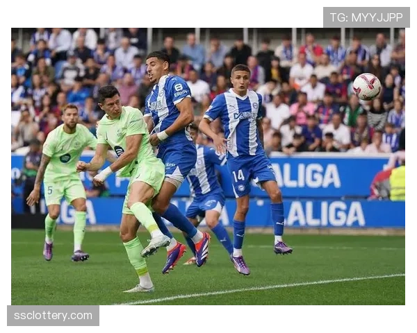 帕拉达头球中柱弹出，阿拉维斯最后时刻反扑未果